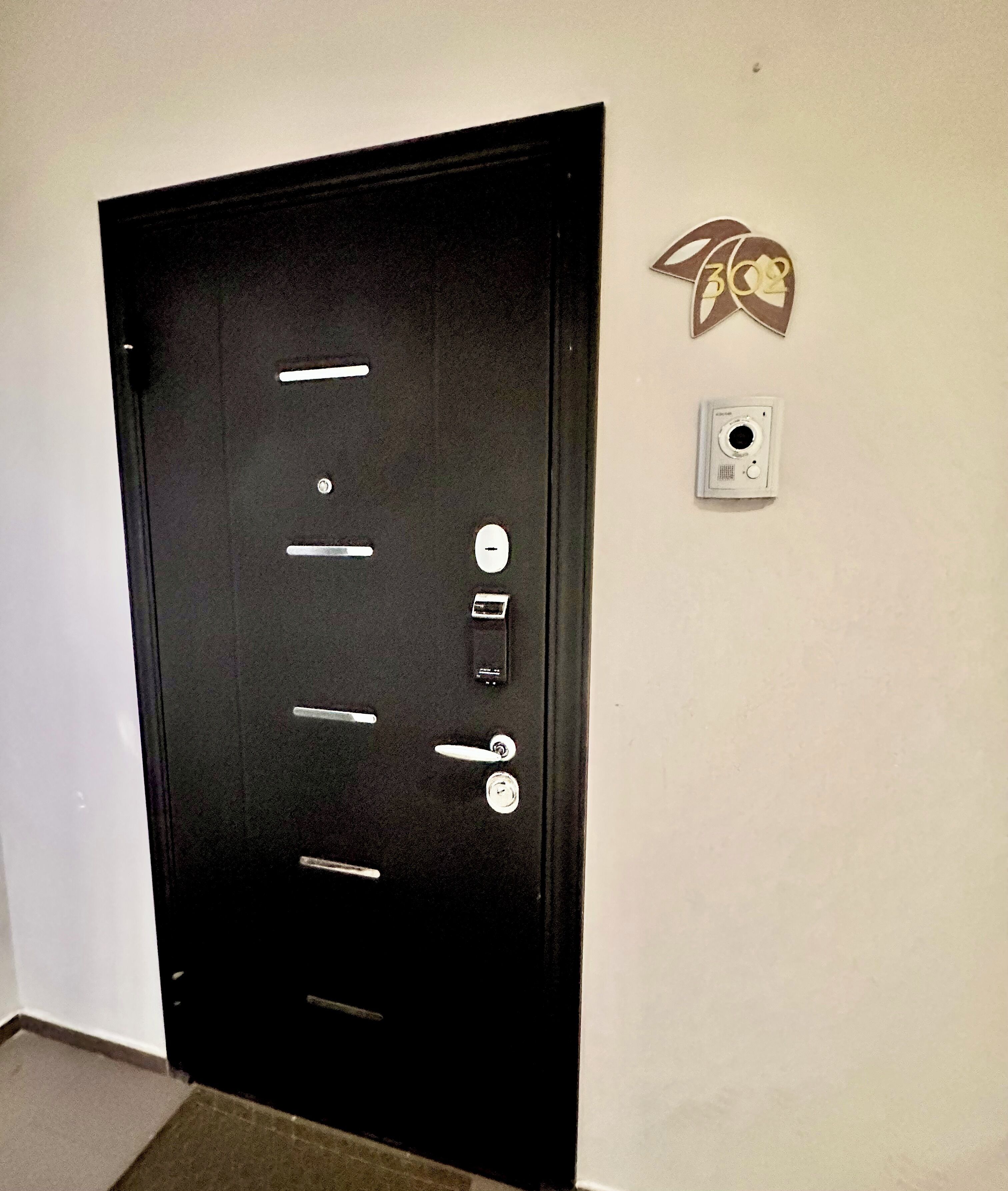 Une porte noire avec un trou de serrure, une serrure et une clé pour le trou de serrure.