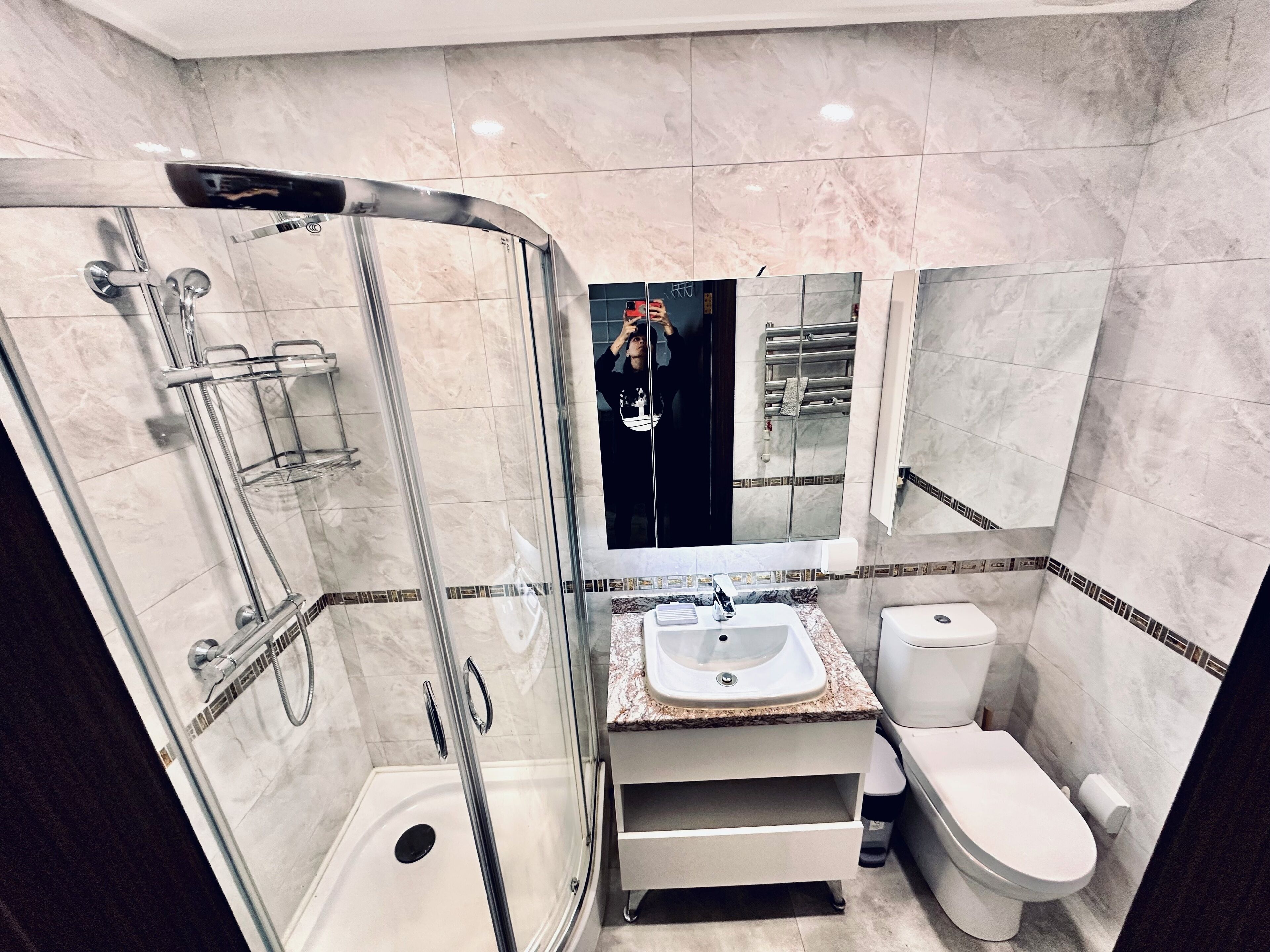 Dusche, Haartrockner, Handtücher, Seife