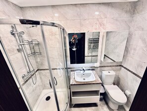 Shower, hair dryer, towels, soap - All-in-One 1-bedroom studio in Ulaanbaatar perfect for travelers (Ulaanbaatar)