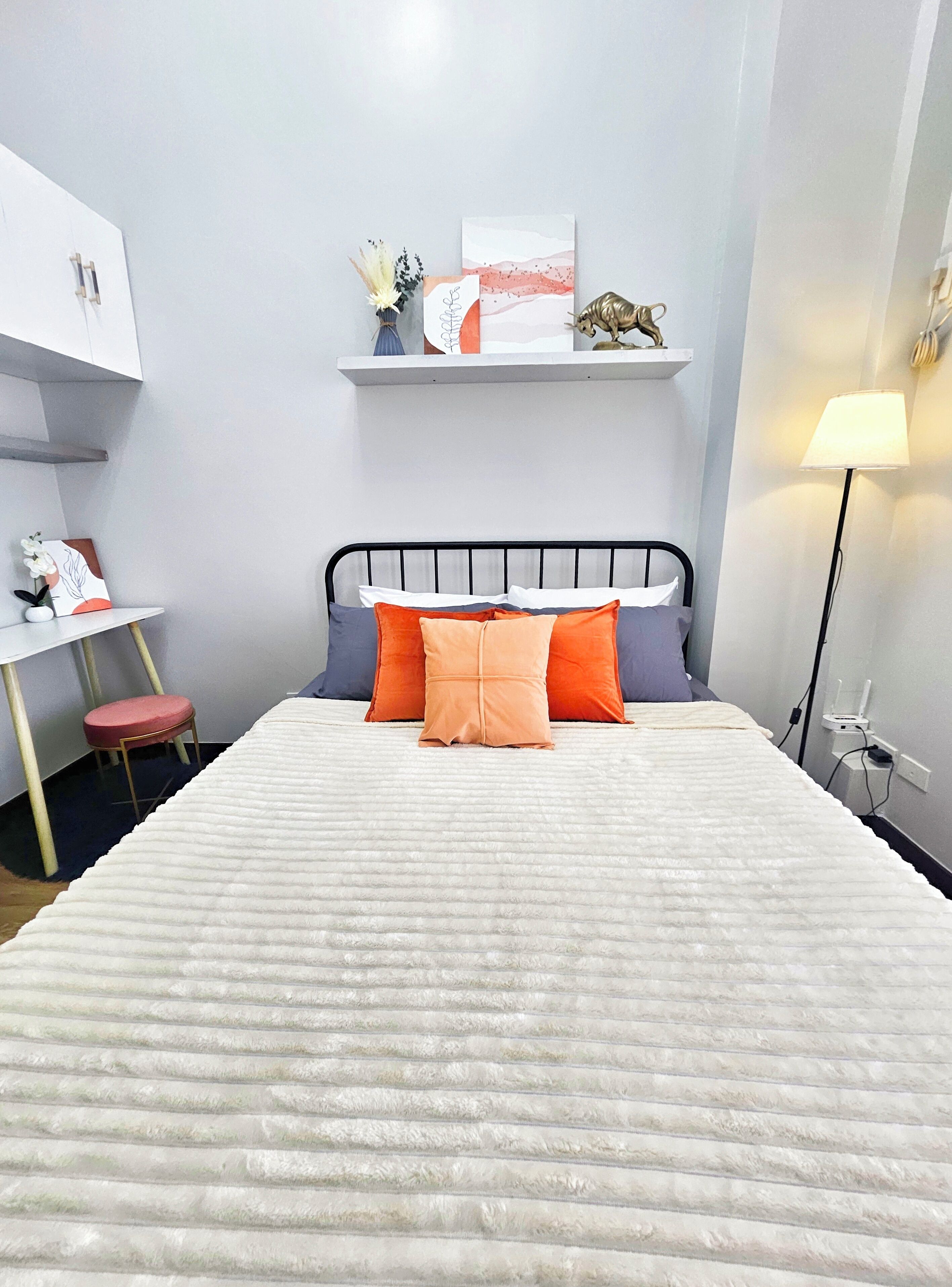 Iron/ironing board, WiFi, bed sheets