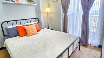 Tabla de planchar con plancha, wifi y ropa de cama