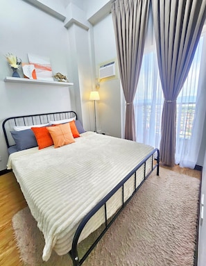 Tabla de planchar con plancha, wifi y ropa de cama