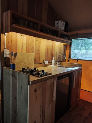 Private kitchen - Romantic Cabin in the Forest (Canoas)