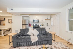 TV - Bright & Homey 2BR Escape Near Vibrant Downtown DC (Washington)