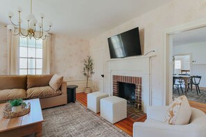 TV - Barrel Sauna, Hot Tub & Views (Roseland)