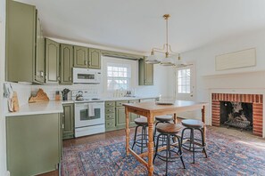 Geladeira, micro-ondas, fogão, lava-louças