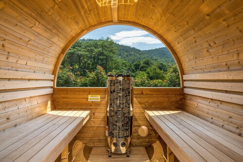 Barrel Sauna, Hot Tub & Views
