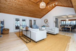 TV, fireplace, books - Gorgeous Harbert Home Close To Beach! (Three Oaks)