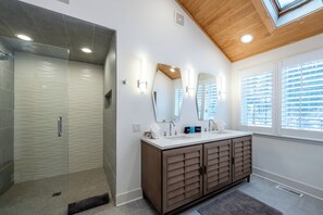 Hair dryer, towels - Gorgeous Harbert Home Close To Beach! (Three Oaks)