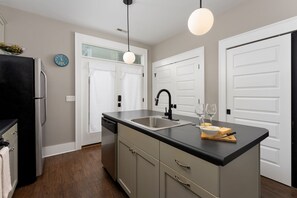 Microwave, oven, stovetop, dishwasher - Walkable + Downtown ILM + Sleeps 7 + 5th st (Wilmington)