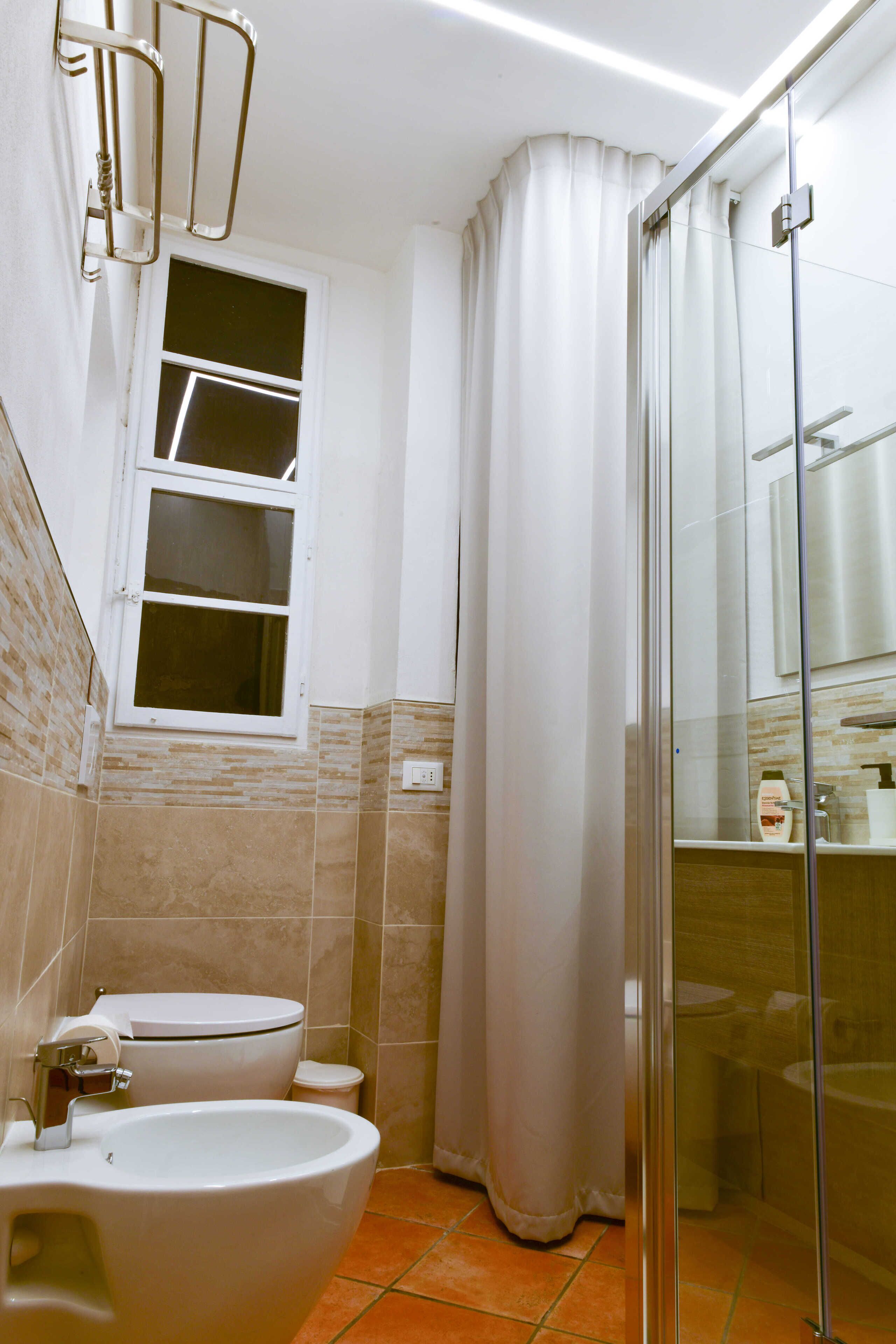 Douche, sèche-cheveux, bidet, serviettes fournies
