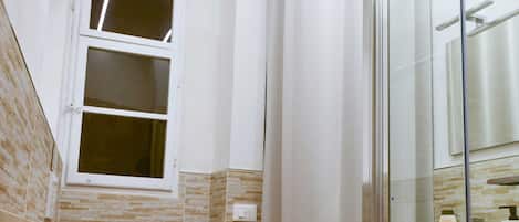 Douche, sèche-cheveux, bidet, serviettes fournies