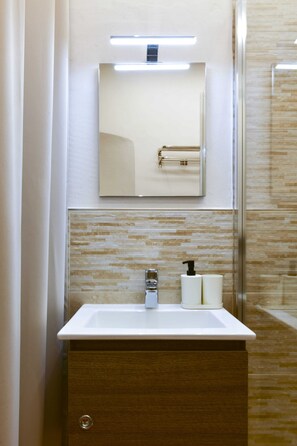 Shower, hair dryer, bidet, towels - Calzaioli Apartment 2 - Steps from the Duomo (Firenze)
