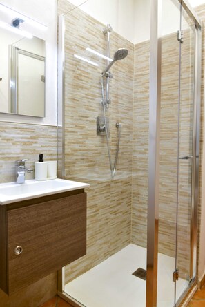 Shower, hair dryer, bidet, towels - Calzaioli Apartment 2 - Steps from the Duomo (Firenze)
