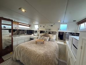 2 bedrooms, iron/ironing board, free WiFi