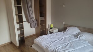 Iron/ironing board, bed sheets