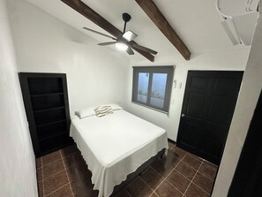 Room - Remodeled 5 bedroom boutique hotel with AC in El Cuco, steps from the beach (El cuco)