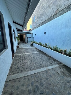Property grounds - Remodeled 5 bedroom boutique hotel with AC in El Cuco, steps from the beach (El cuco)