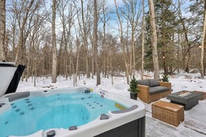 Outdoor spa tub - Cedar Woods Retreat | Pine Vaulted Chalet | HotTub (Big Bass Lake)