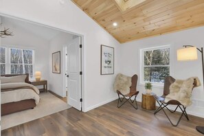 5 bedrooms, WiFi, bed sheets - Cedar Woods Retreat | Pine Vaulted Chalet | HotTub (Big Bass Lake)