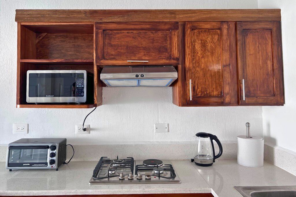 Refrigerador, microondas, horno, utensilios de cocina