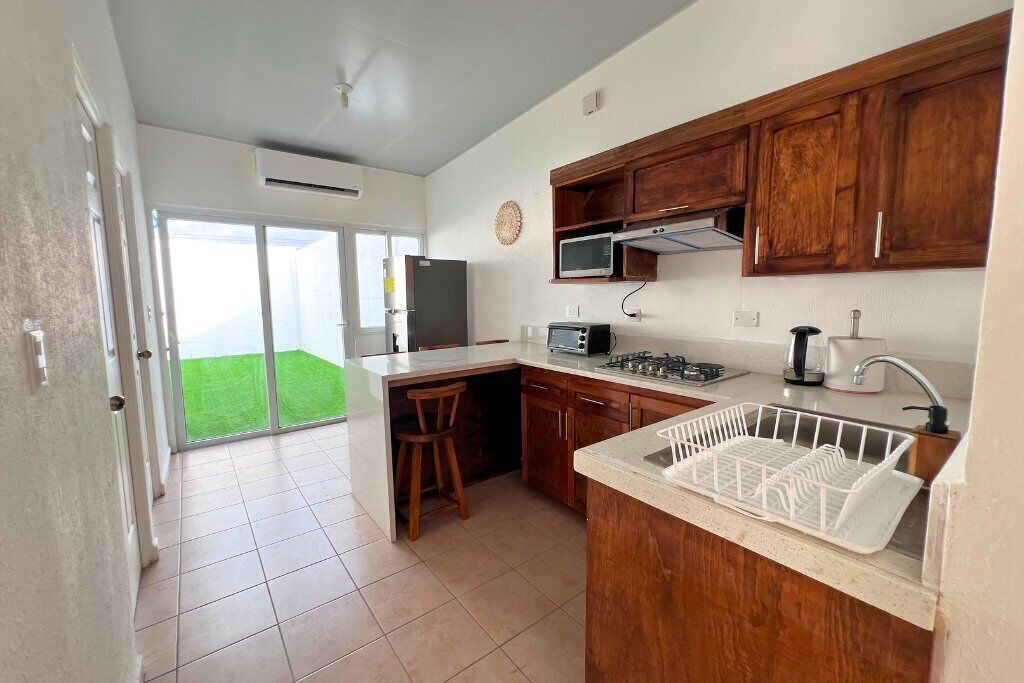 Een koelkast, een magnetron, een oven, kookgerei, borden en bestek