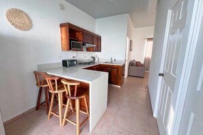 Frigorifero, microonde, forno, pentole/stoviglie/utensili