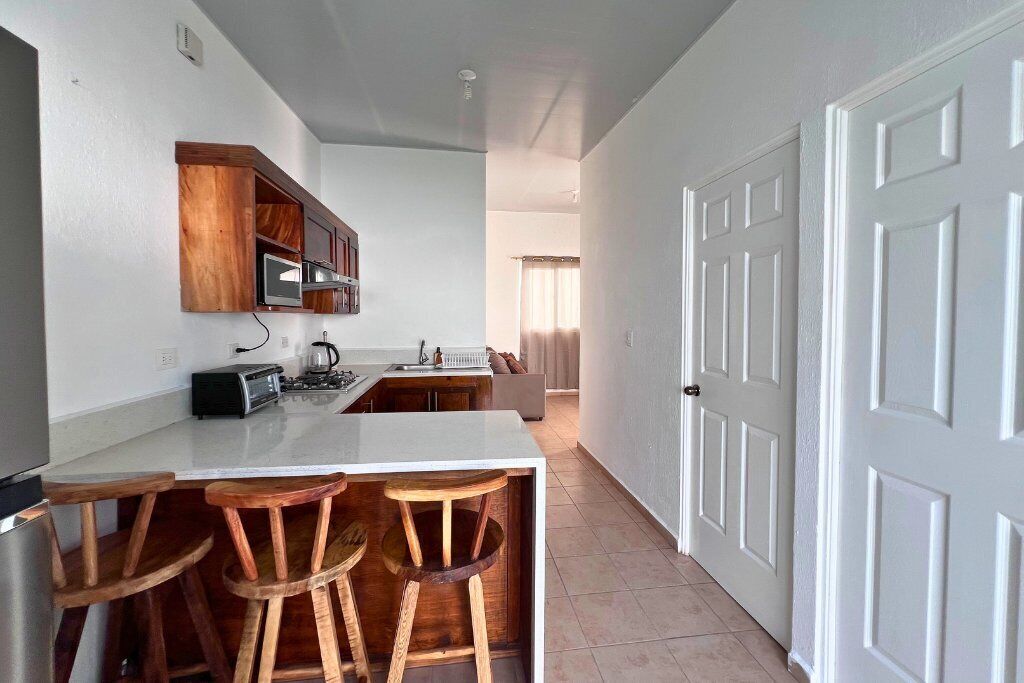 Kühlschrank, Mikrowelle, Ofen, Kochgeschirr/Geschirr/Besteck