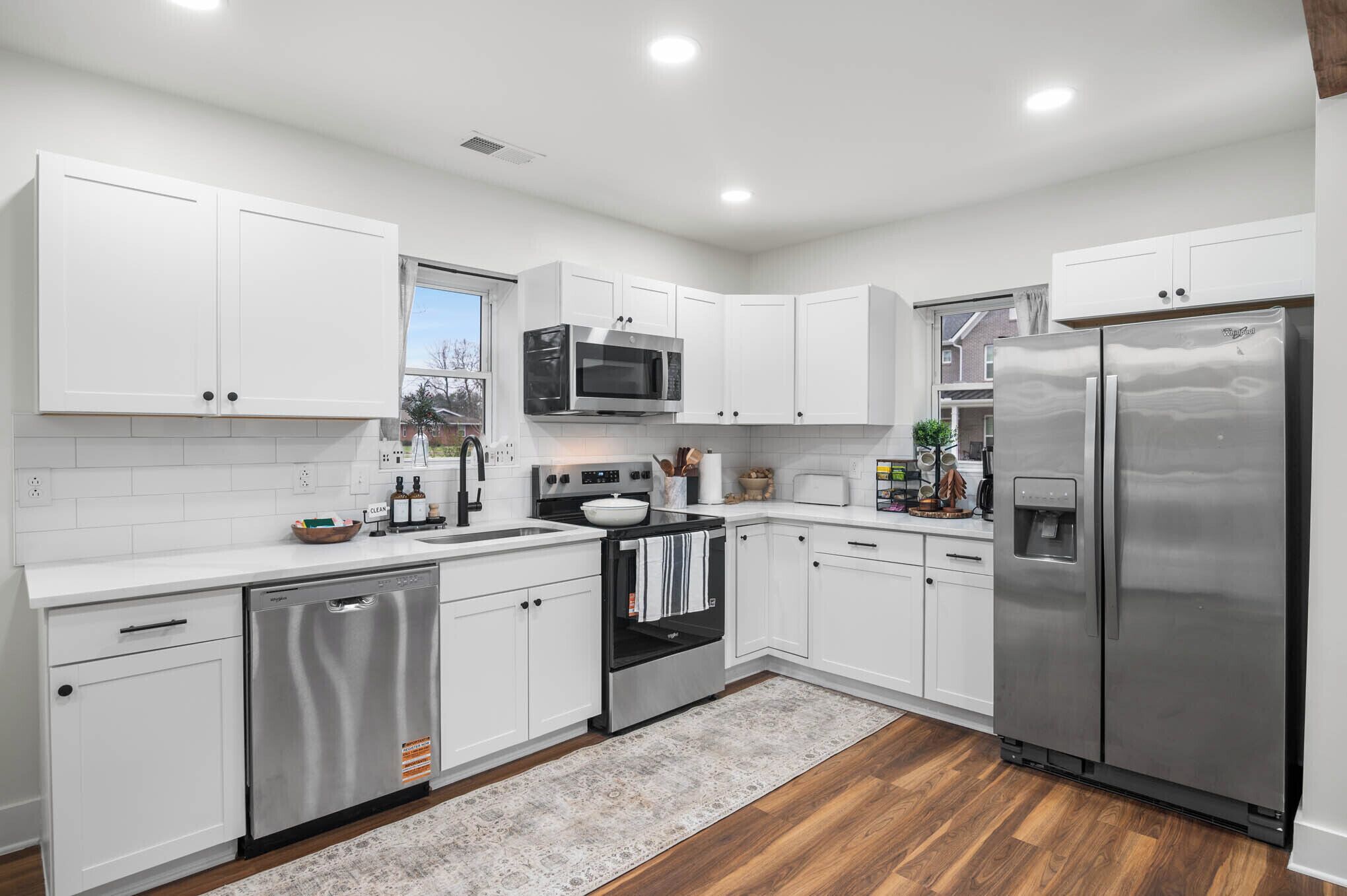 Een microgolfoven, een oven, een kookplaat, een vaatwasser