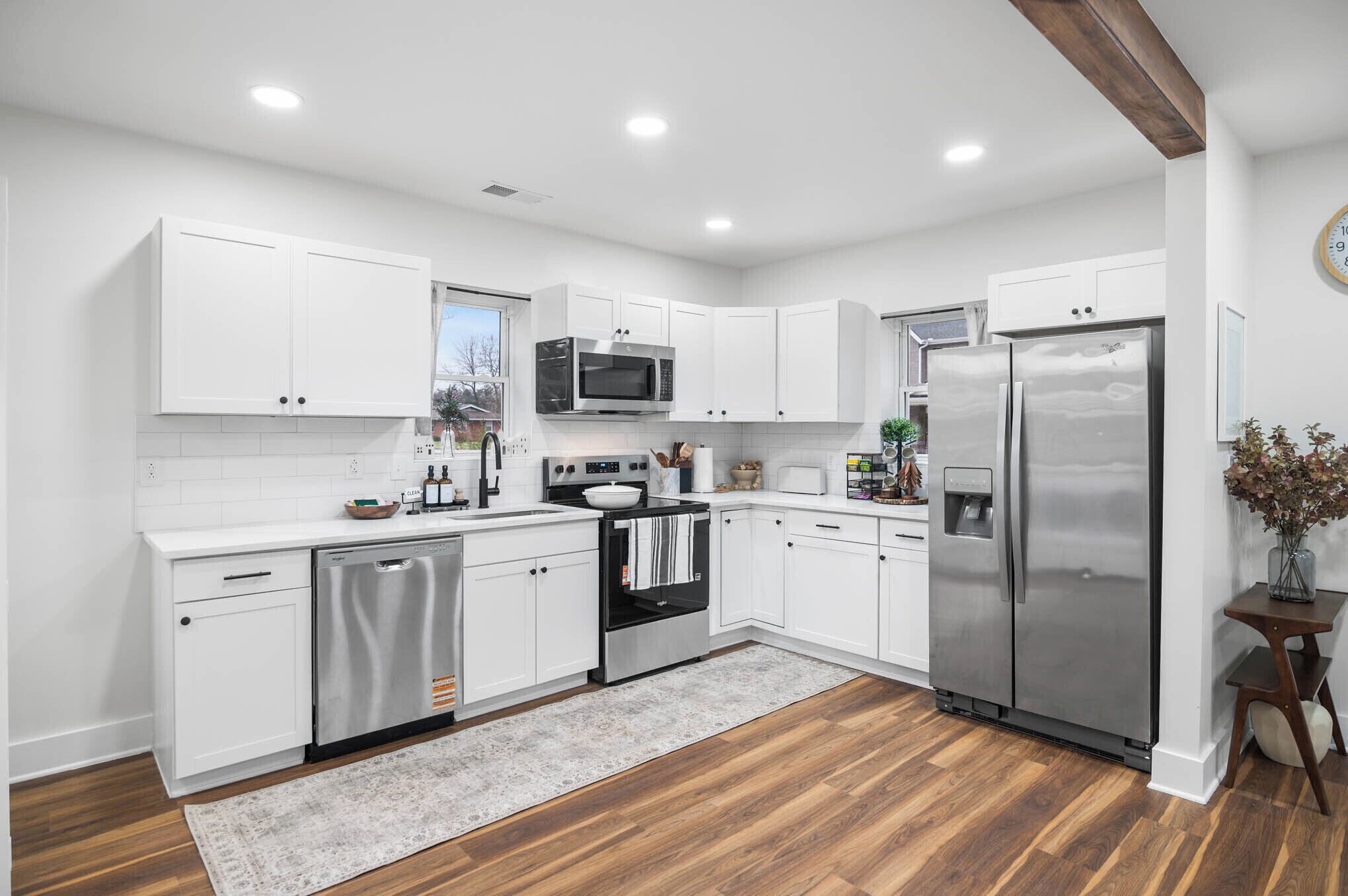 Mikrobølgeovn, ovn, kokeplater og oppvaskmaskin