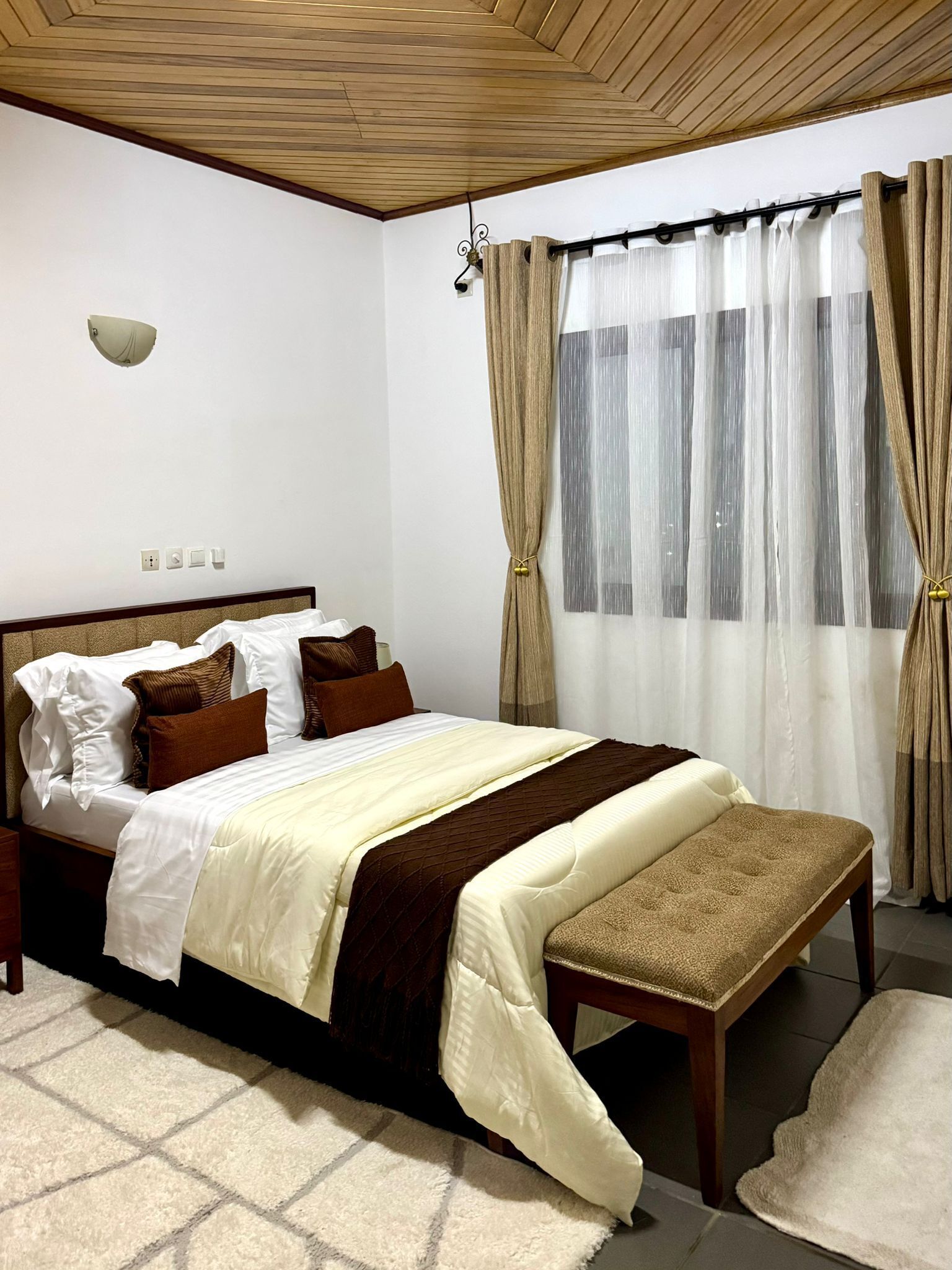 Een strijkplank/strijkijzer, wifi, beddengoed