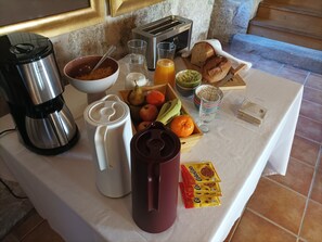 Free daily continental breakfast - Hotel Vila As Pedras (Roxos)