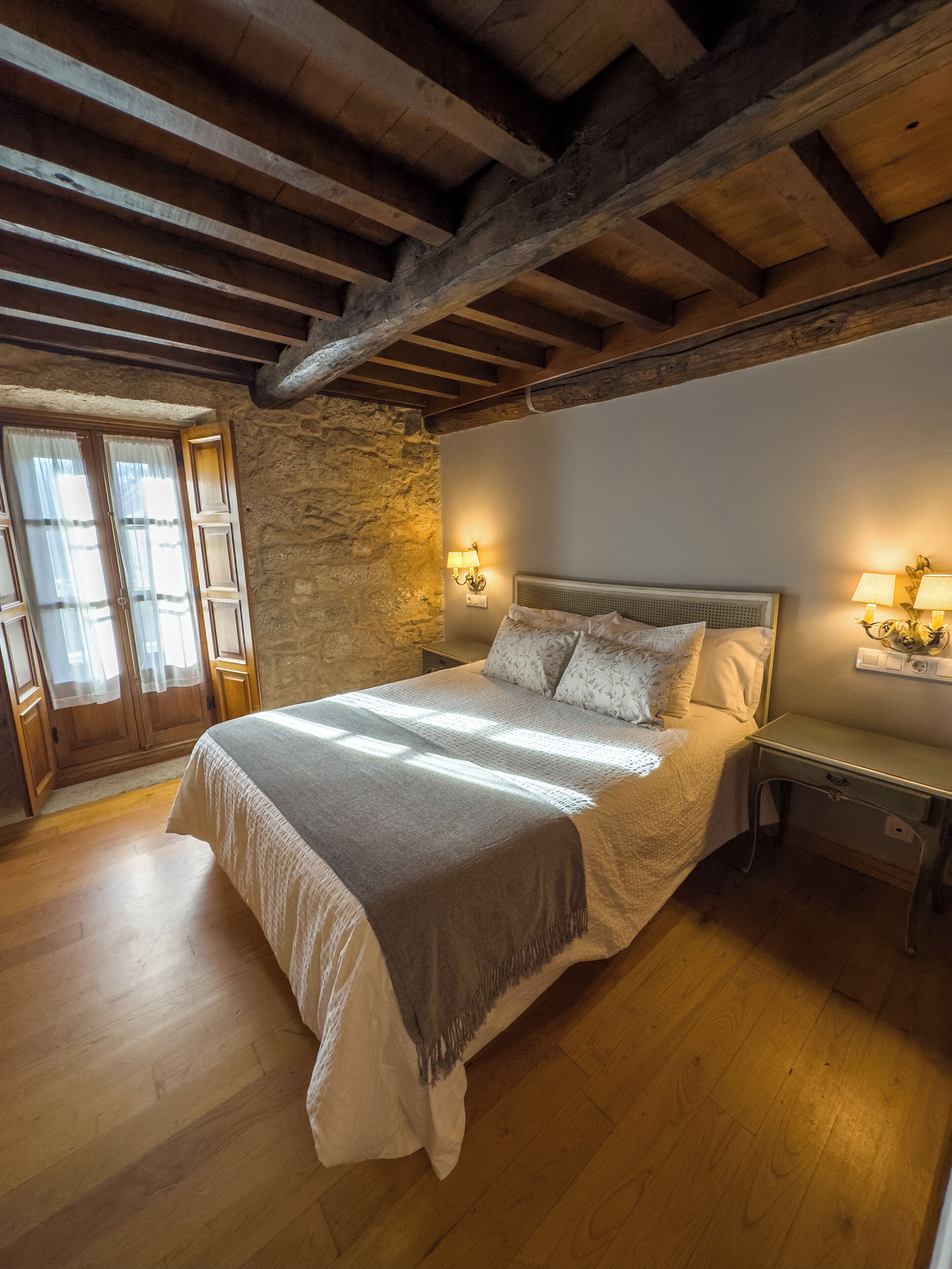 Bureau, espace de travail pour ordinateur portable, Wi-Fi gratuit