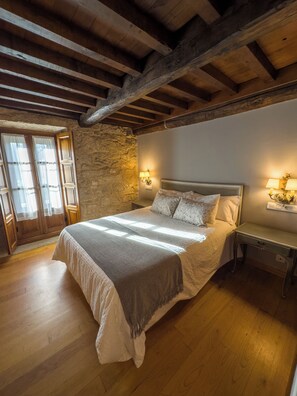 Skrivbord, arbetsyta för laptop och gratis wi-fi