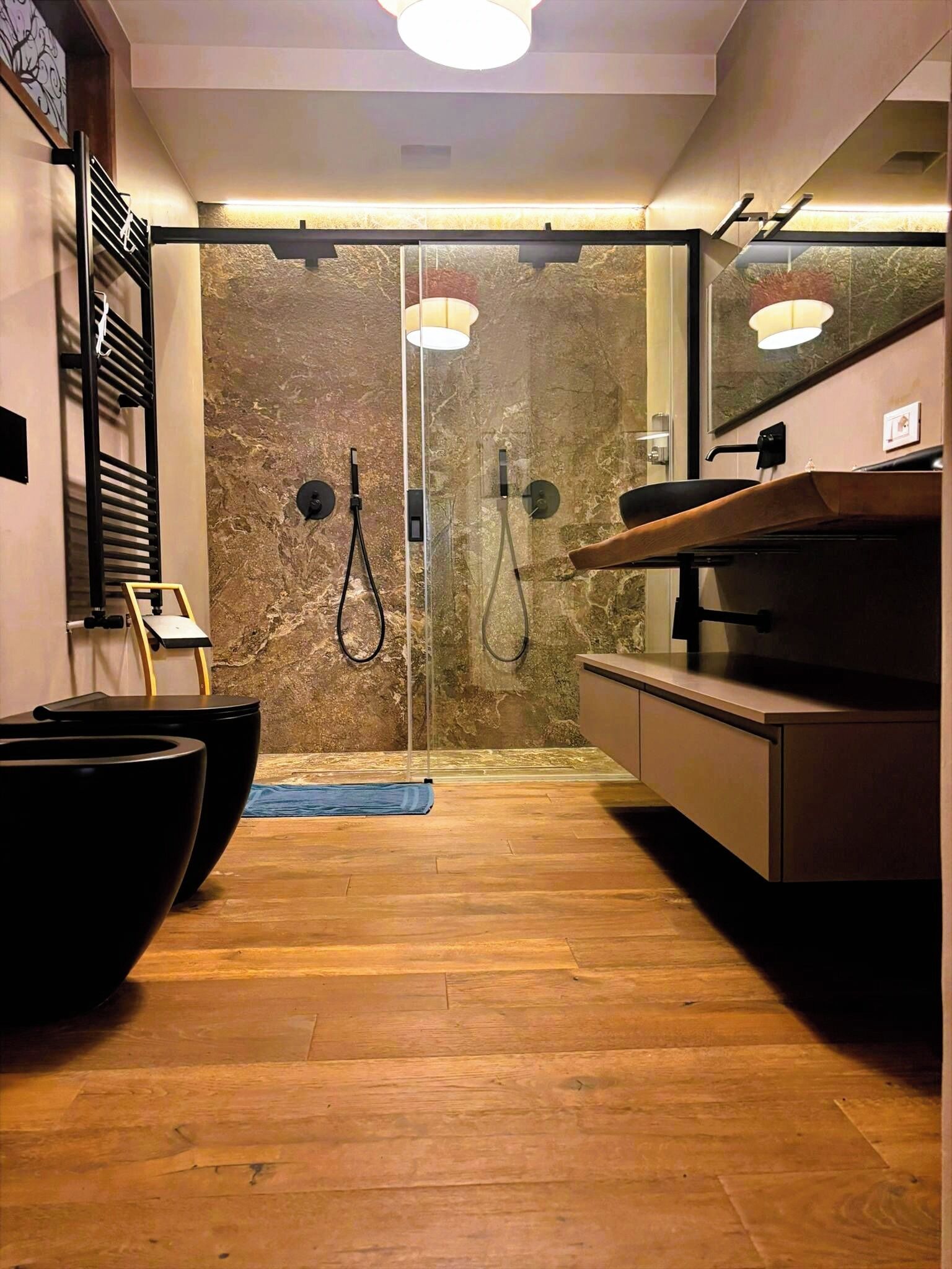 Haartrockner, Handtücher, Seife, Shampoo