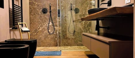 Haartrockner, HandtĂŒcher, Seife, Shampoo