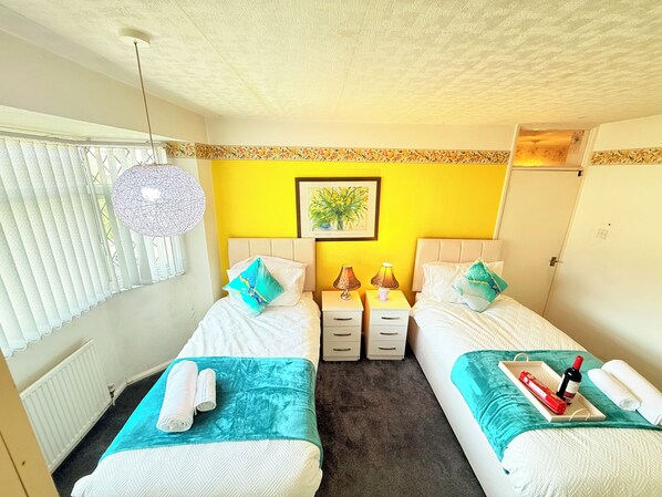 House, 4 Bedrooms, Kitchen, Garden View | Blackout drapes, iron/ironing board, free WiFi - Homey 4 bedroom house for large groups (Coventry)