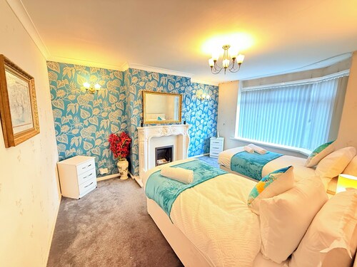 Homey 4 bedroom house for large groups