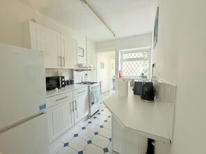 House, 4 Bedrooms, Kitchen, Garden View | Private kitchen | Full-size fridge, microwave, oven, stovetop - Homey 4 bedroom house for large groups (Coventry)