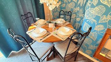 House, 4 Bedrooms, Kitchen, Garden View | In-room dining