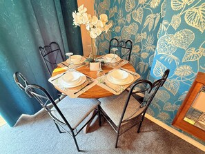 House, 4 Bedrooms, Kitchen, Garden View | In-room dining - Homey 4 bedroom house for large groups (Coventry)