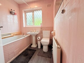 House, 4 Bedrooms, Kitchen, Garden View | Bathroom