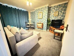 House, 4 Bedrooms, Kitchen, Garden View | Living area - Homey 4 bedroom house for large groups (Coventry)
