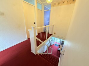 Hallway - Homey 4 bedroom house for large groups (Coventry)