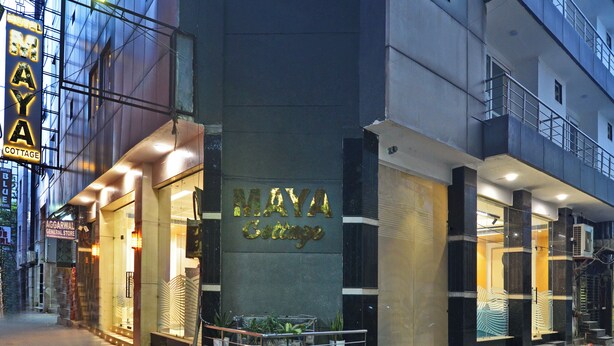 Um edifício com uma placa que diz 'MAYA Cottage'.