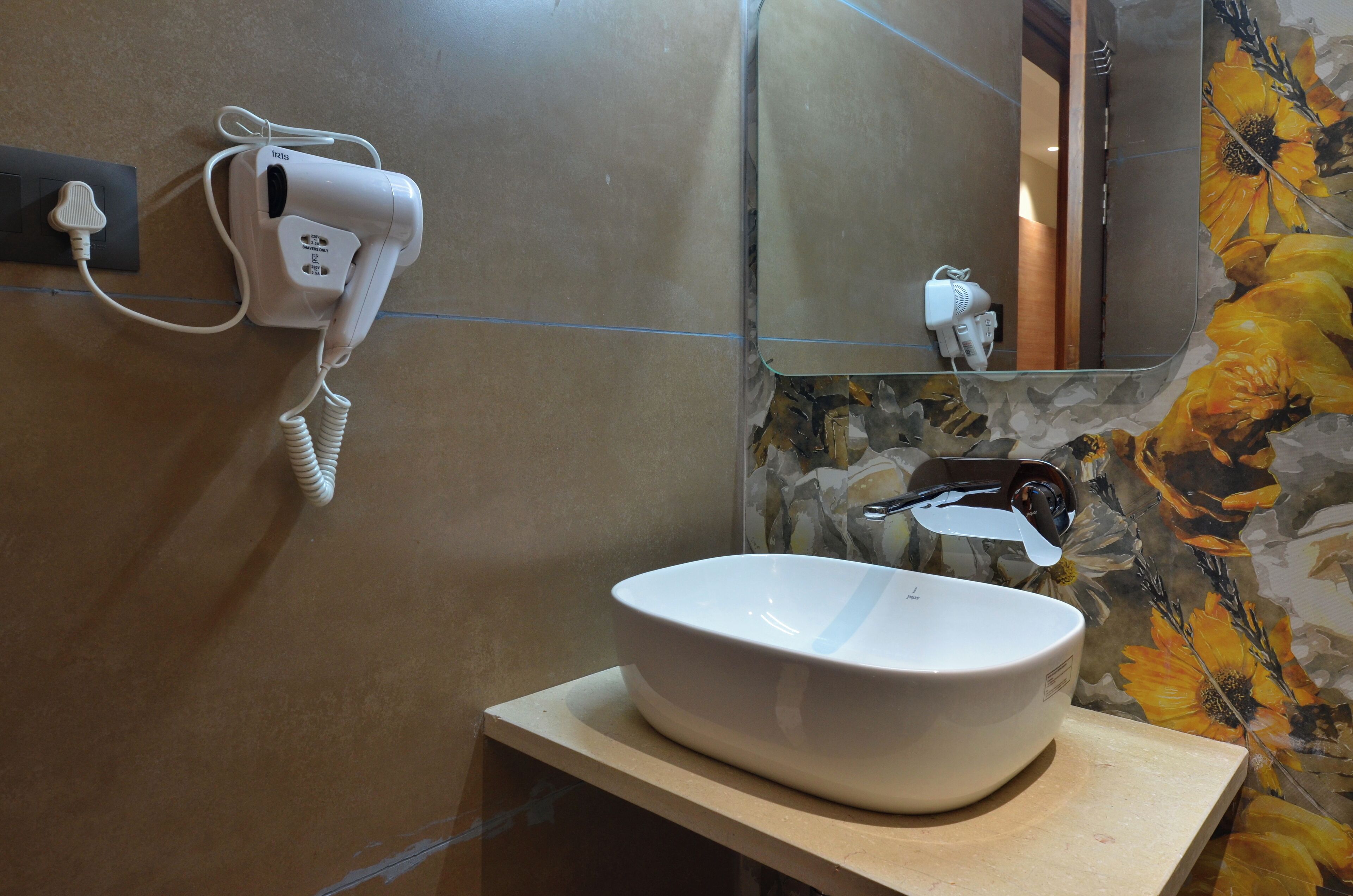 Deluxe Double Room | Bathroom | Free toiletries, soap, shampoo, toilet paper