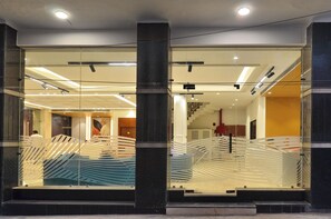 Vista frontal de la propiedad