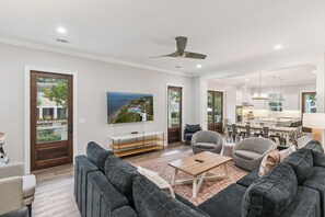 TV - Ohana House sleeps 13 with a Pool (St Simons Island)