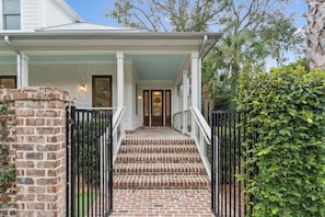 Exterior detail - Ohana House sleeps 13 with a Pool (St Simons Island)