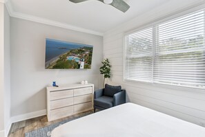Free WiFi, bed sheets - Ohana House sleeps 13 with a Pool (St Simons Island)